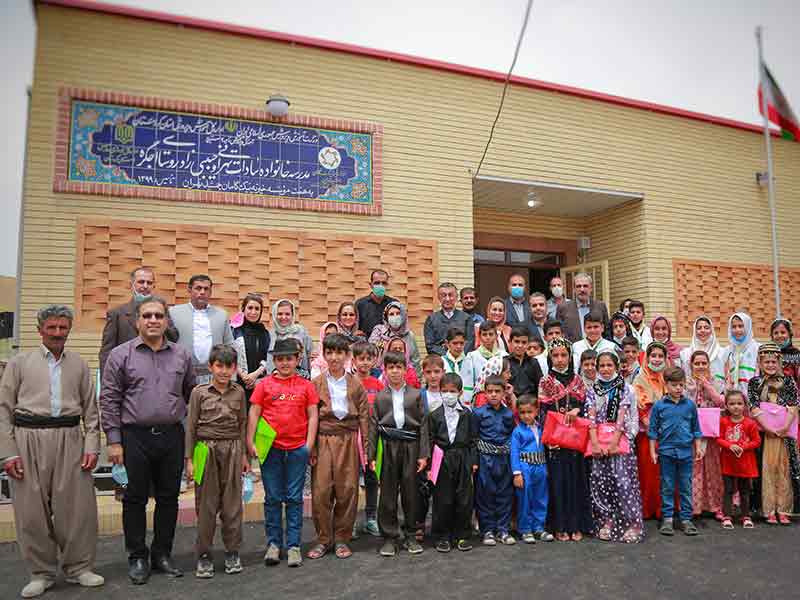 بازدید نمایندگان ارشدِ خیرین موسسه خیریه نیک‌ گامان از مراسم افتتاحیه دبستان نوسازِ چهار کلاسه‌ روستای اجگره، شهرستانِ سنندج، استان کردستان  